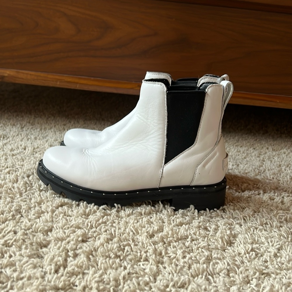 Sorel Lennox chelsea slip on casual white waterproof leather boots size 6
